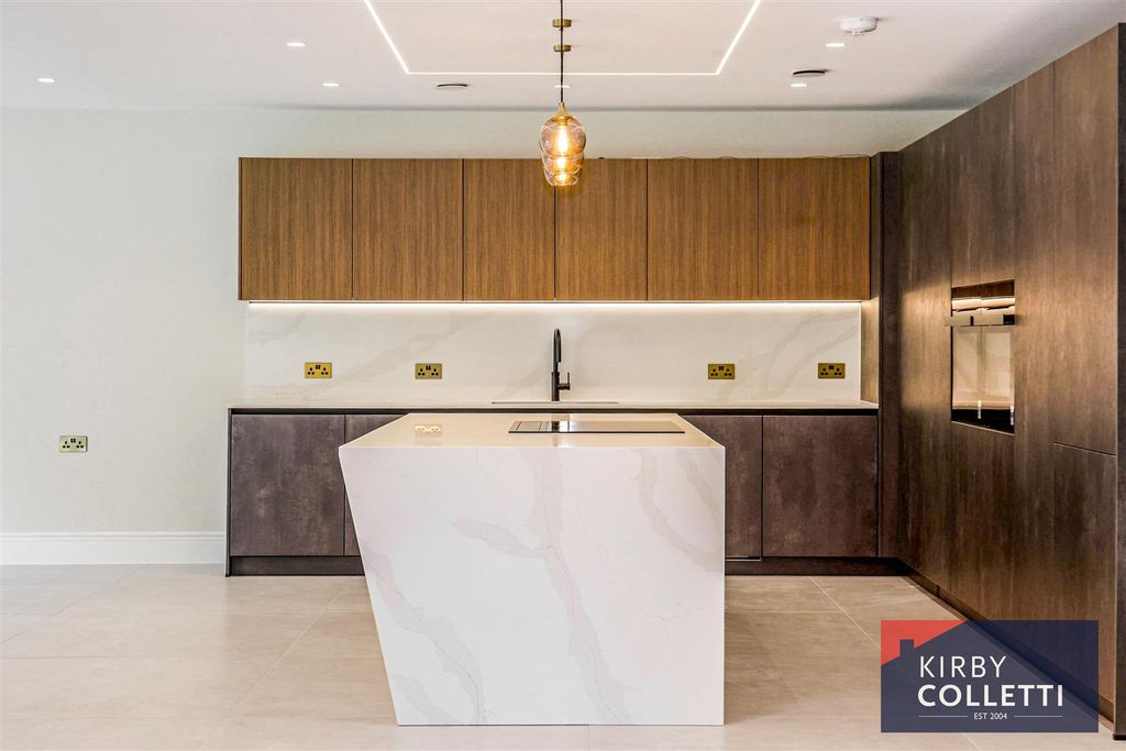 Property photo 2 of 39