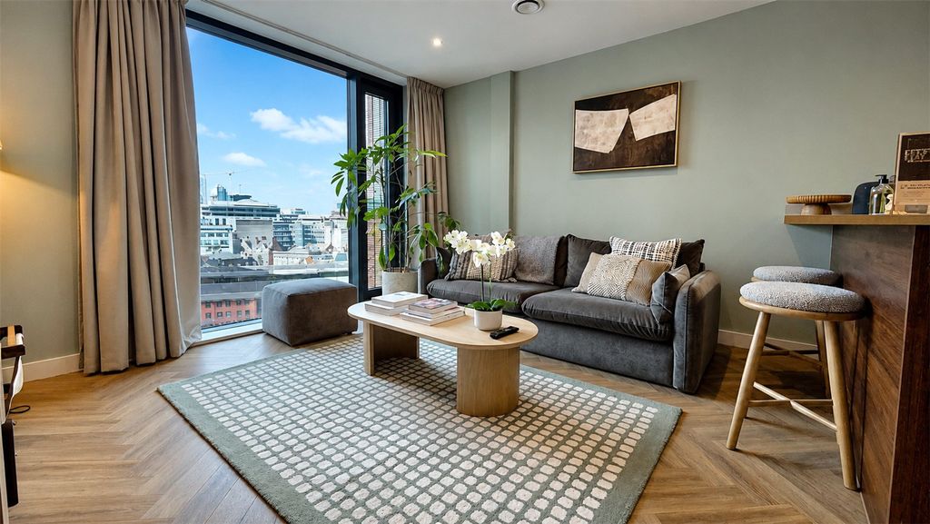 Property photo 1 of 18 Lounge