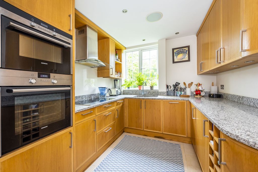 Property photo 3 of 8 Beresford Court
