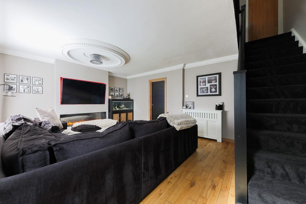 Property photo 3 of 13 Lounge