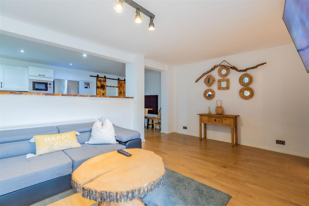 Property photo 2 of 26 25 Garden Flat-14.Jpg