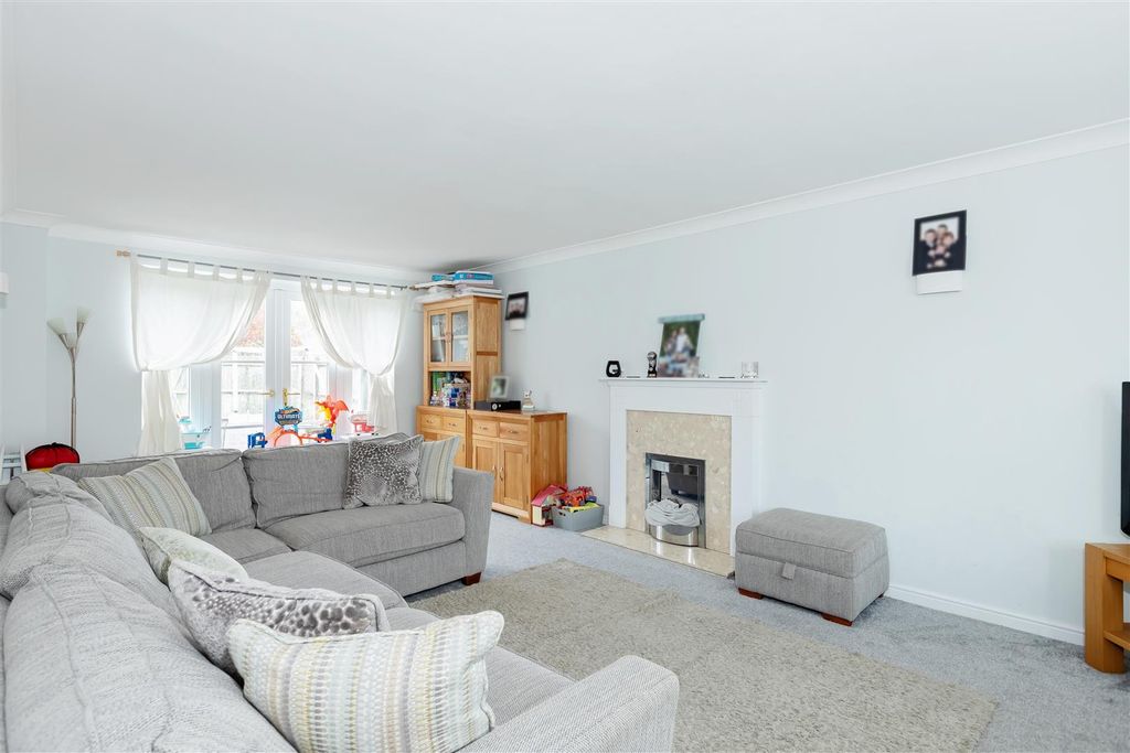 Property photo 3 of 15 Grooms Close.Jpg