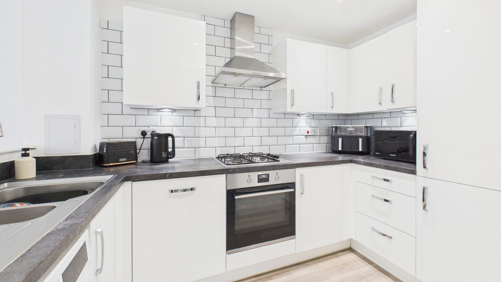 Property photo 3 of 16 Cam04968G0-Pr0077-Still011