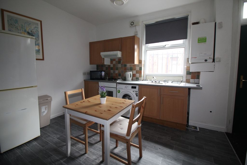 Property photo 3 of 7 Kitchen