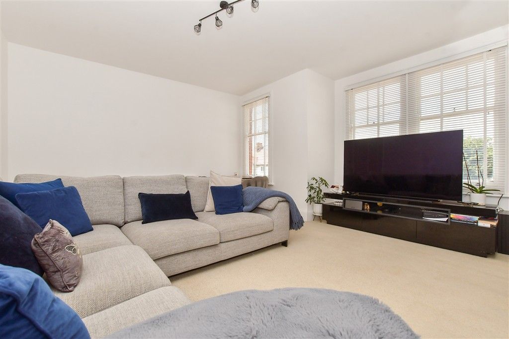 Property photo 3 of 12 Lounge