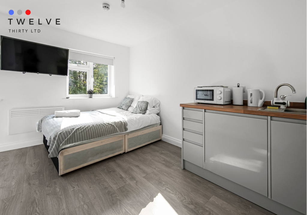 Property photo 3 of 9 Bed x Kitchenette