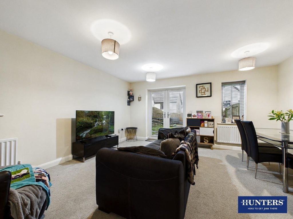 Property photo 3 of 19 Living Room