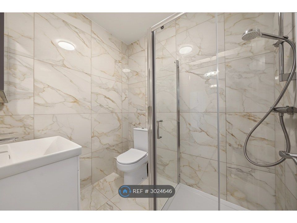 Property photo 3 of 11 Ensuite