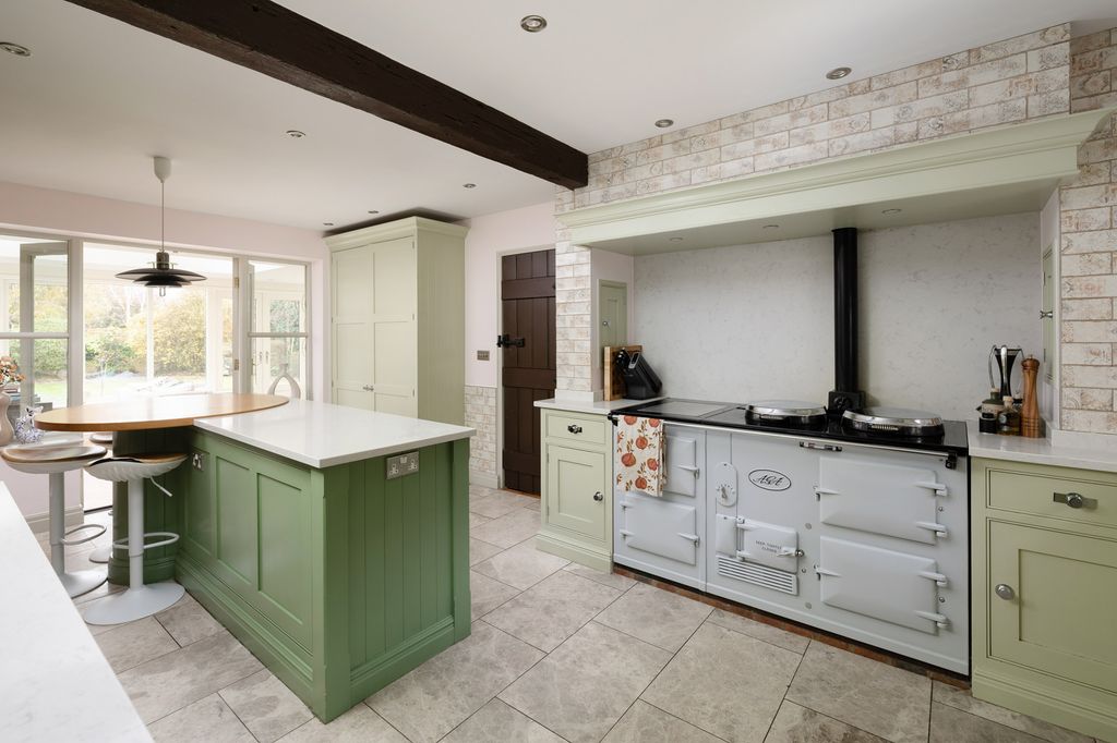 Property photo 3 of 27 Buckhouse112000Px