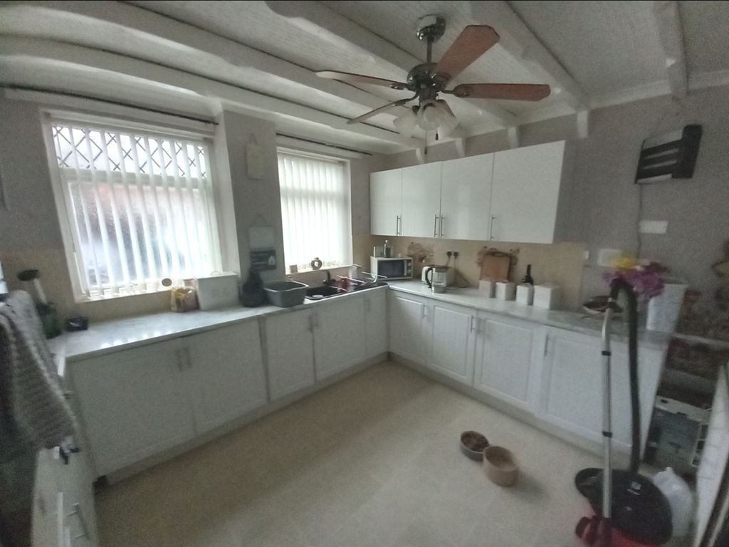 Property photo 2 of 9 Kitchen
