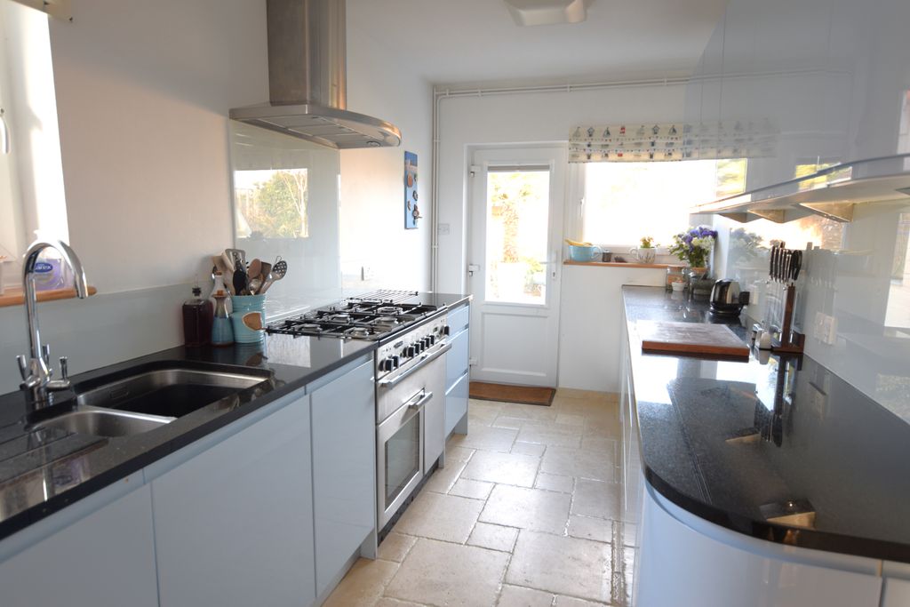 Property photo 2 of 11 Kitchen