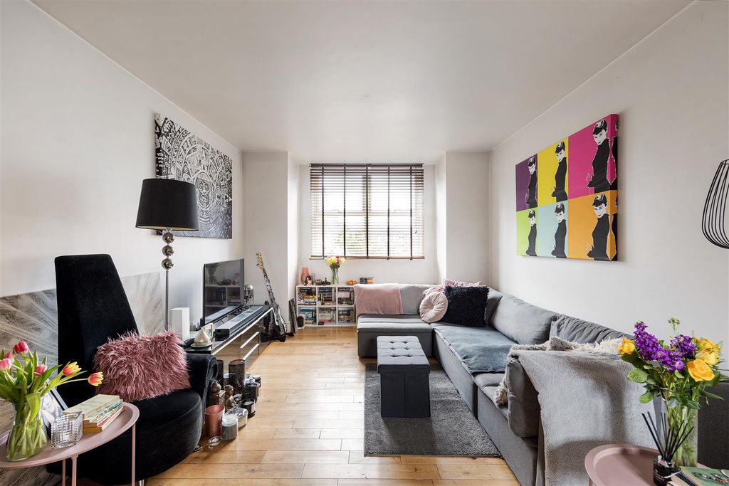 Property photo 2 of 40 Pretoria Road, E4