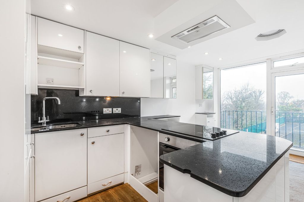 Property photo 3 of 8 Kichen