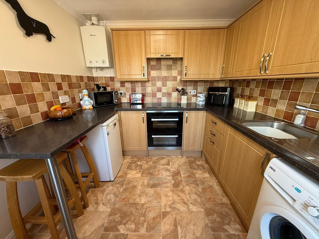 Property photo 3 of 14 Kitchen