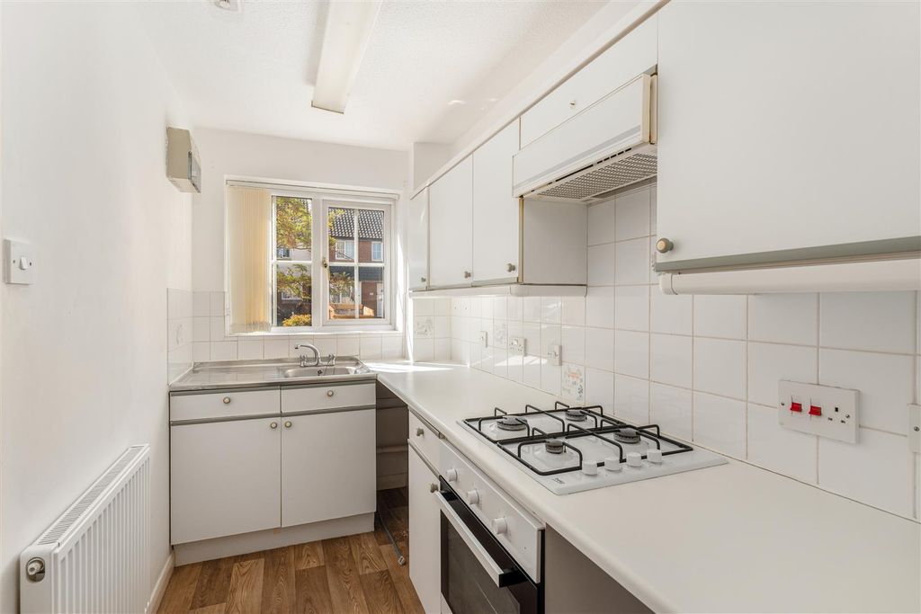 Property photo 3 of 11 7 Canterbury Close, Banbury-10.Jpg