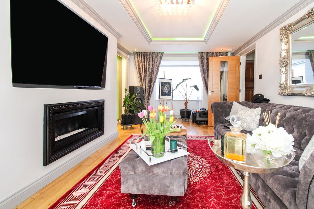 Property photo 3 of 30 Lounge