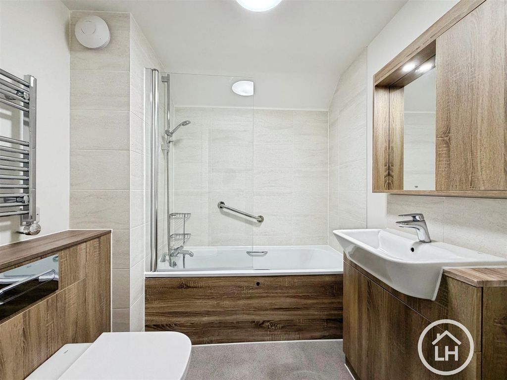 Property photo 3 of 9 Bathroom
