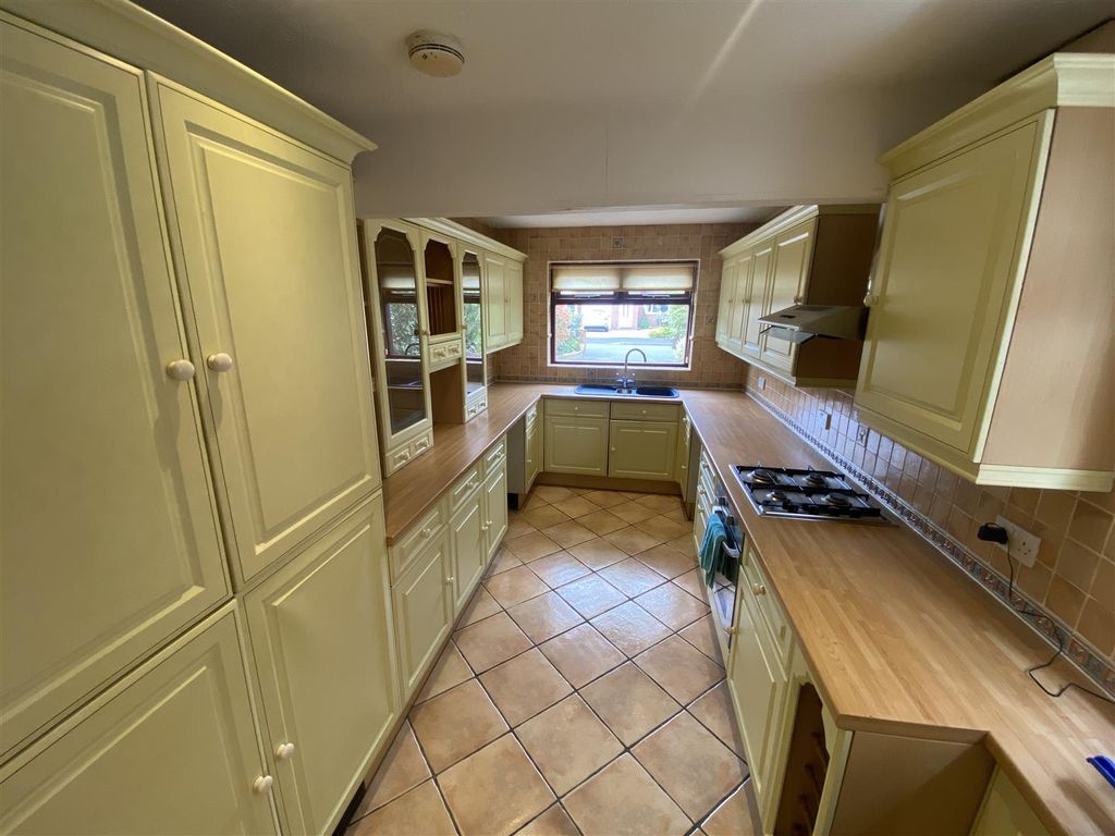 Property photo 3 of 12 Kitchen