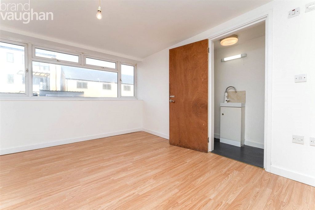 Property photo 3 of 5 Studio