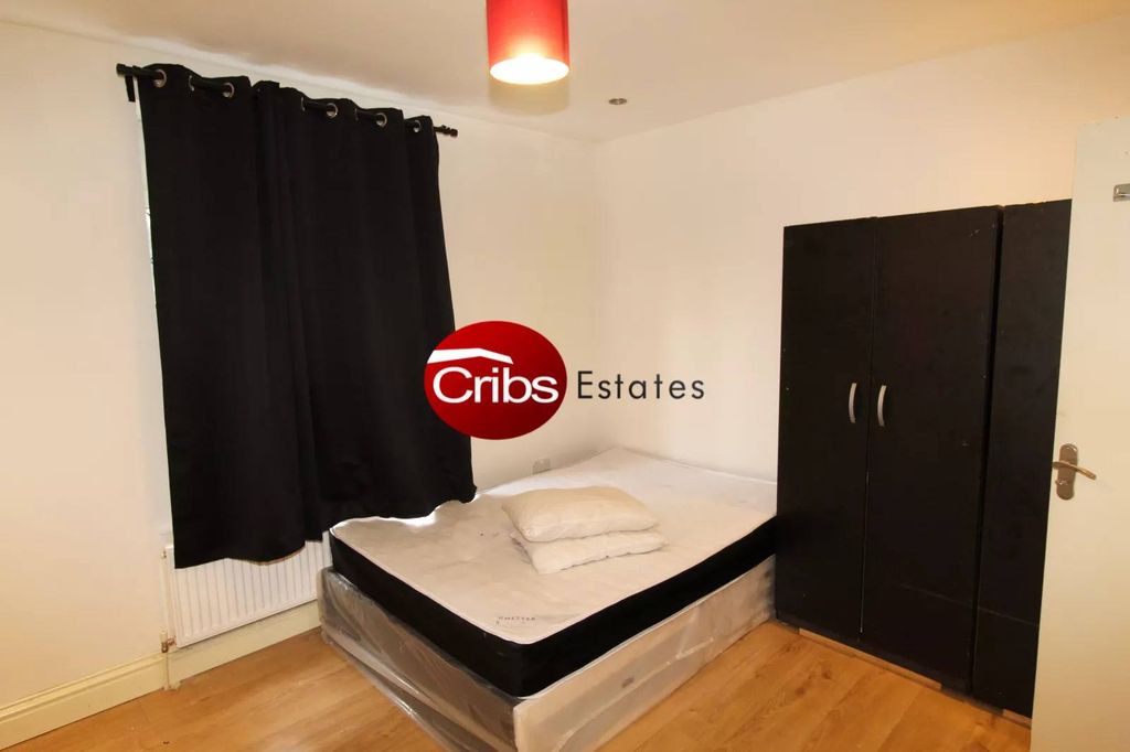 Property photo 1 of 10 En-Suite Room To Rent In Morden Sm4 (Couples Welcome)