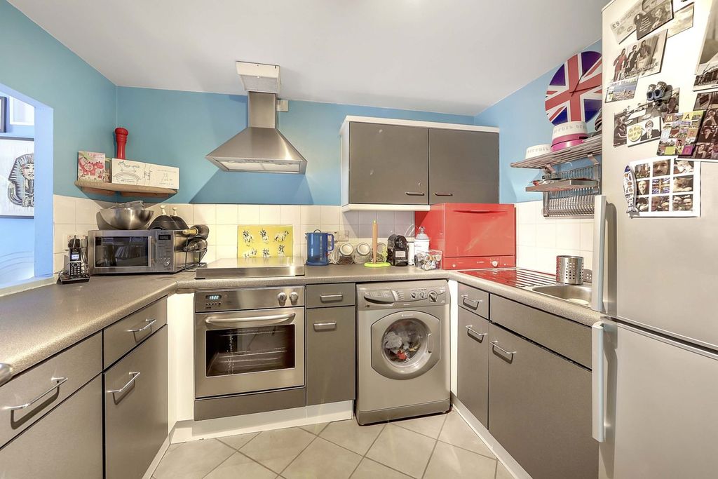 Property photo 3 of 10 Kitchen