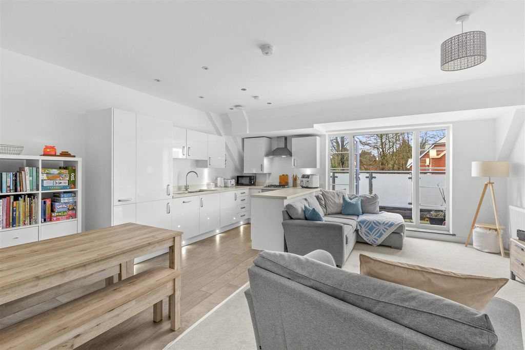 Property photo 2 of 14 4 Deyoung Way, Hp11 1Ax-7.Jpg