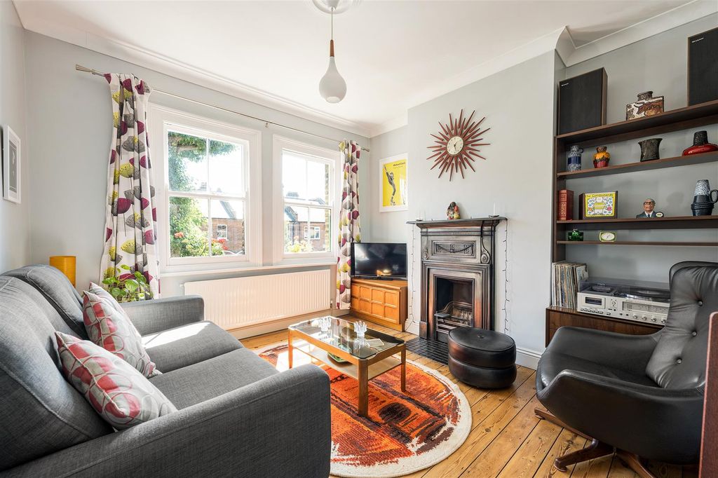 Property photo 2 of 32 Warner Road, E17