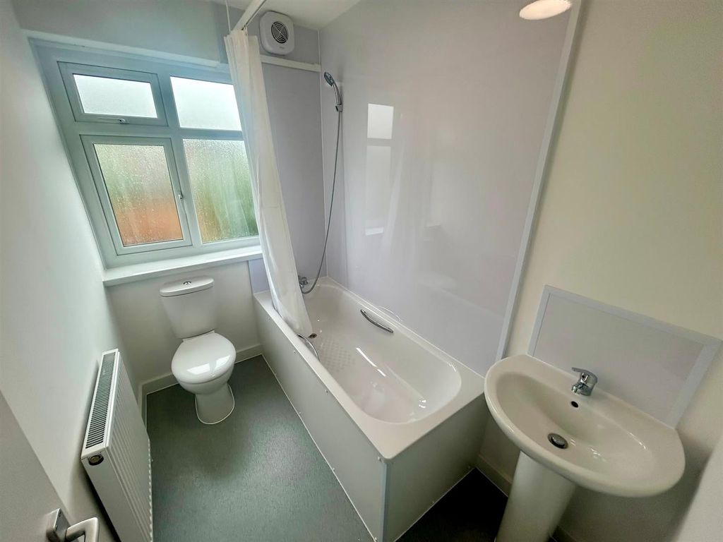 Property photo 3 of 10 Bathroom.Jpg