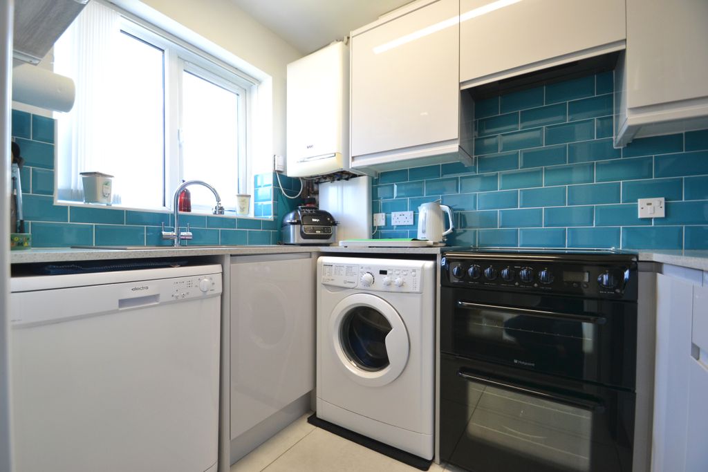 Property photo 3 of 10 Kitchen
