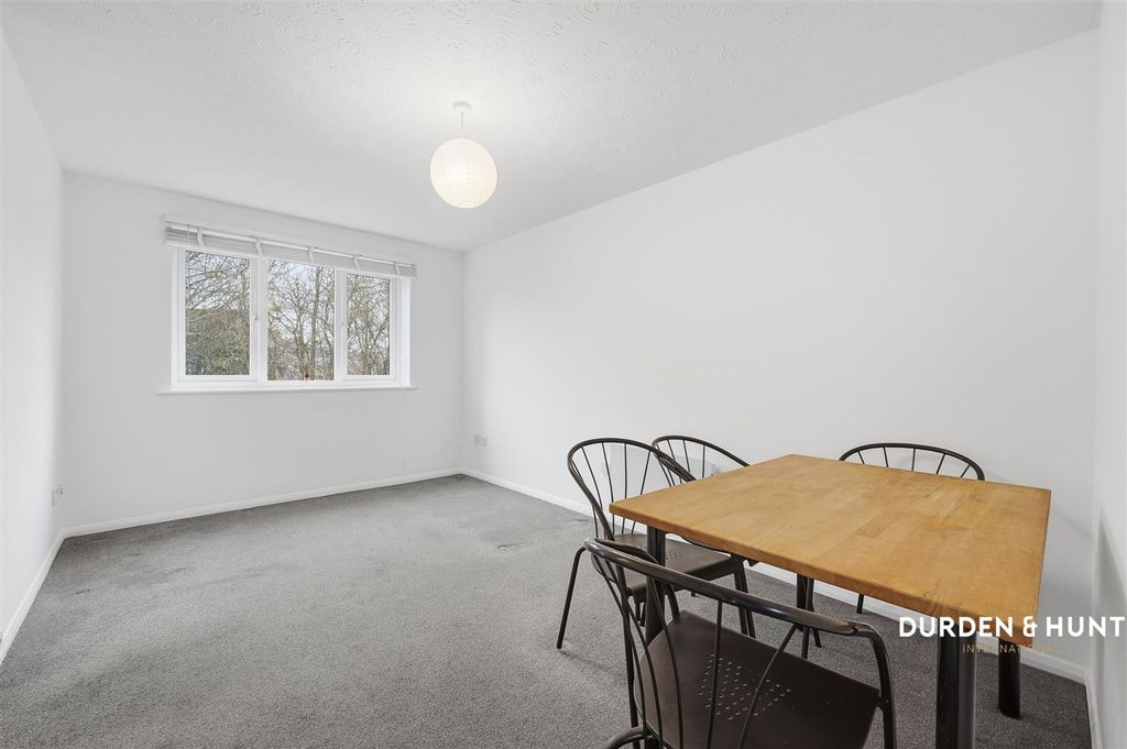 Property photo 3 of 12 Naunton Way