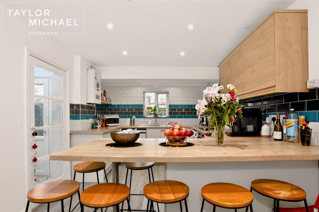 Property photo 2 of 25 Kitchen