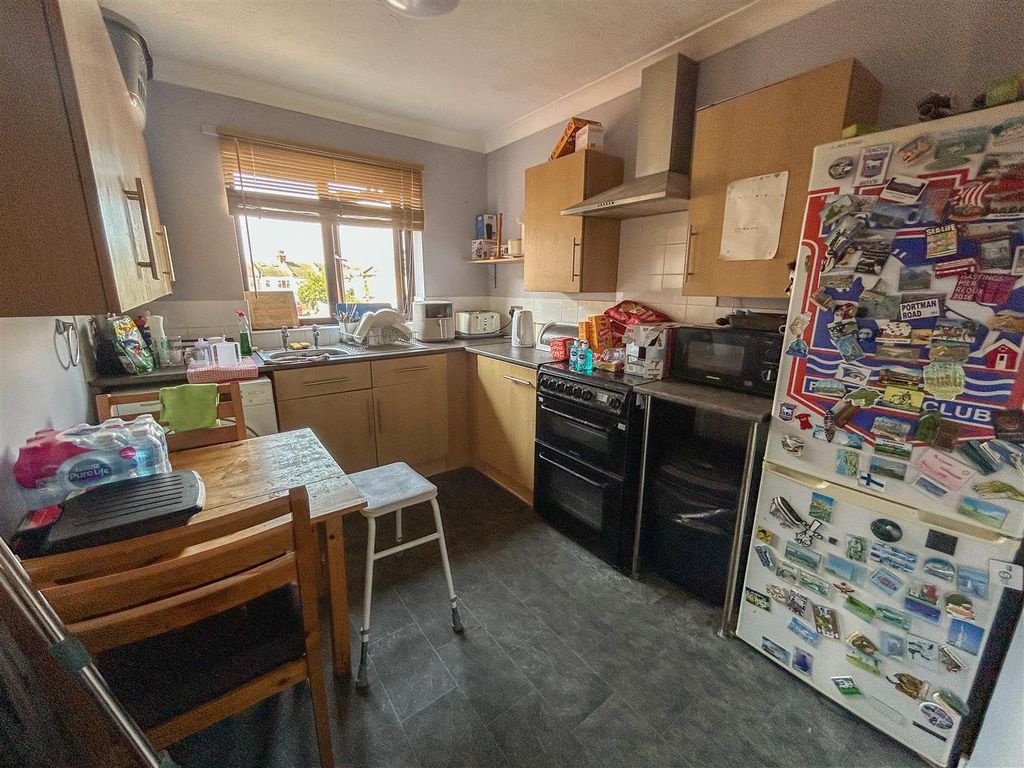 Property photo 2 of 8 Kitchen
