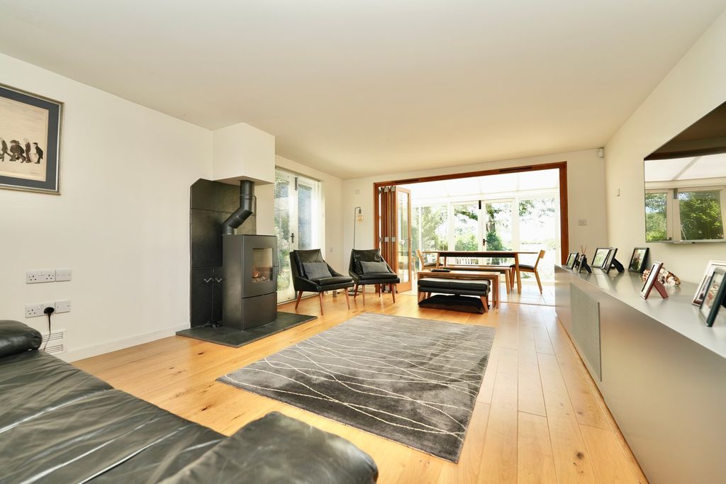 Property photo 2 of 25