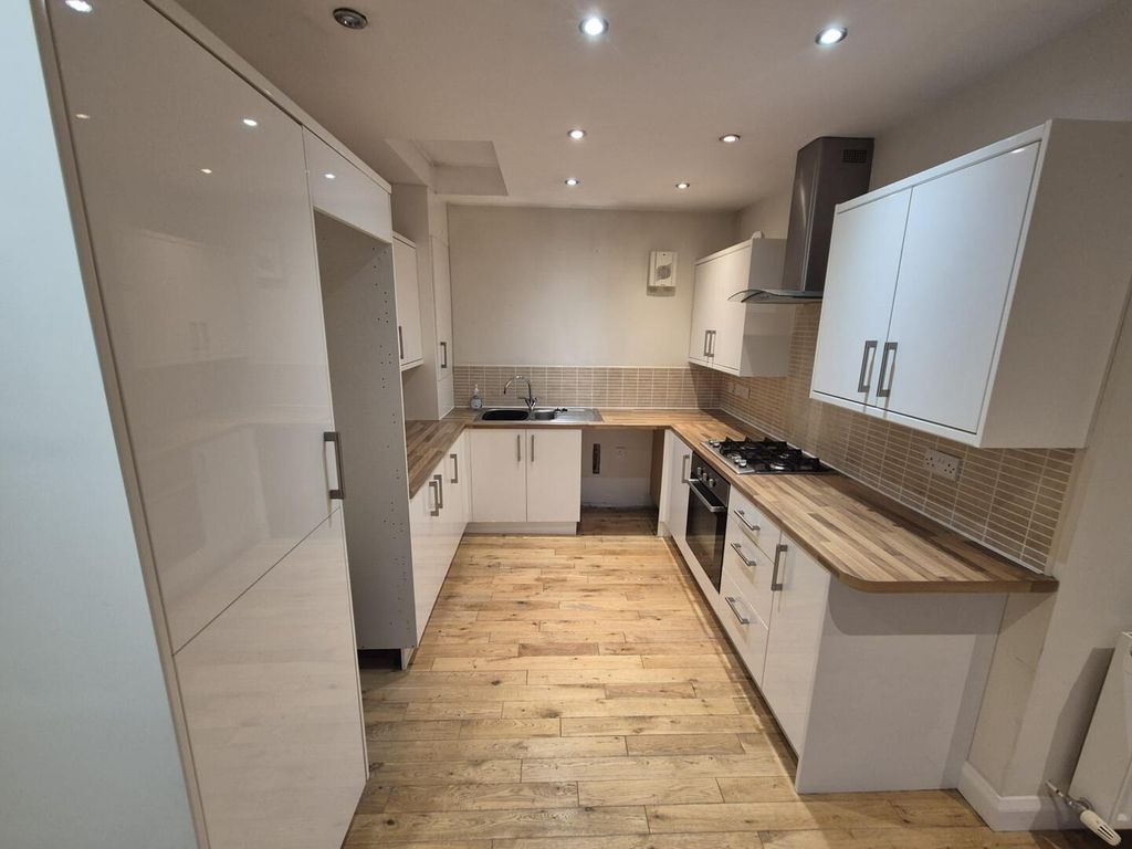 Property photo 3 of 6 Kitchen