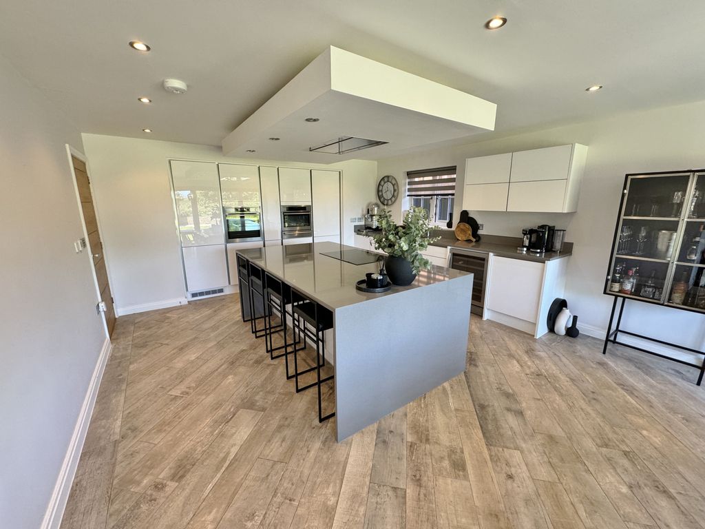 Property photo 3 of 27