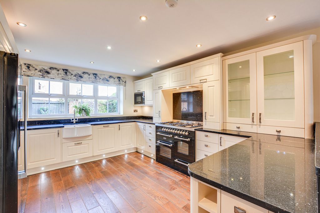 Property photo 2 of 26