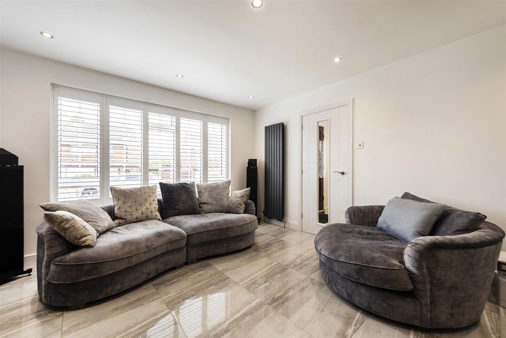 Property photo 3 of 24 9 Purcell Avenue, Tn10 4Dp 005.Jpg