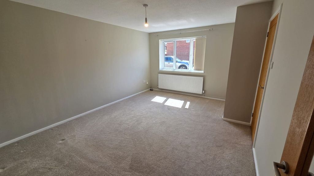 Property photo 3 of 13 Lounge (2)