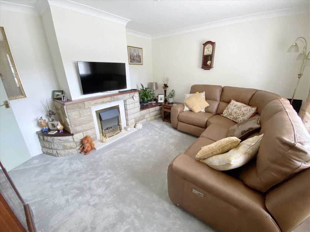 Property photo 2 of 11 Lounge: