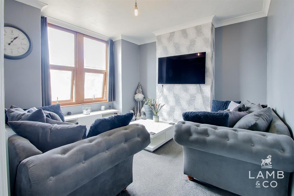 Property photo 2 of 16 Lounge