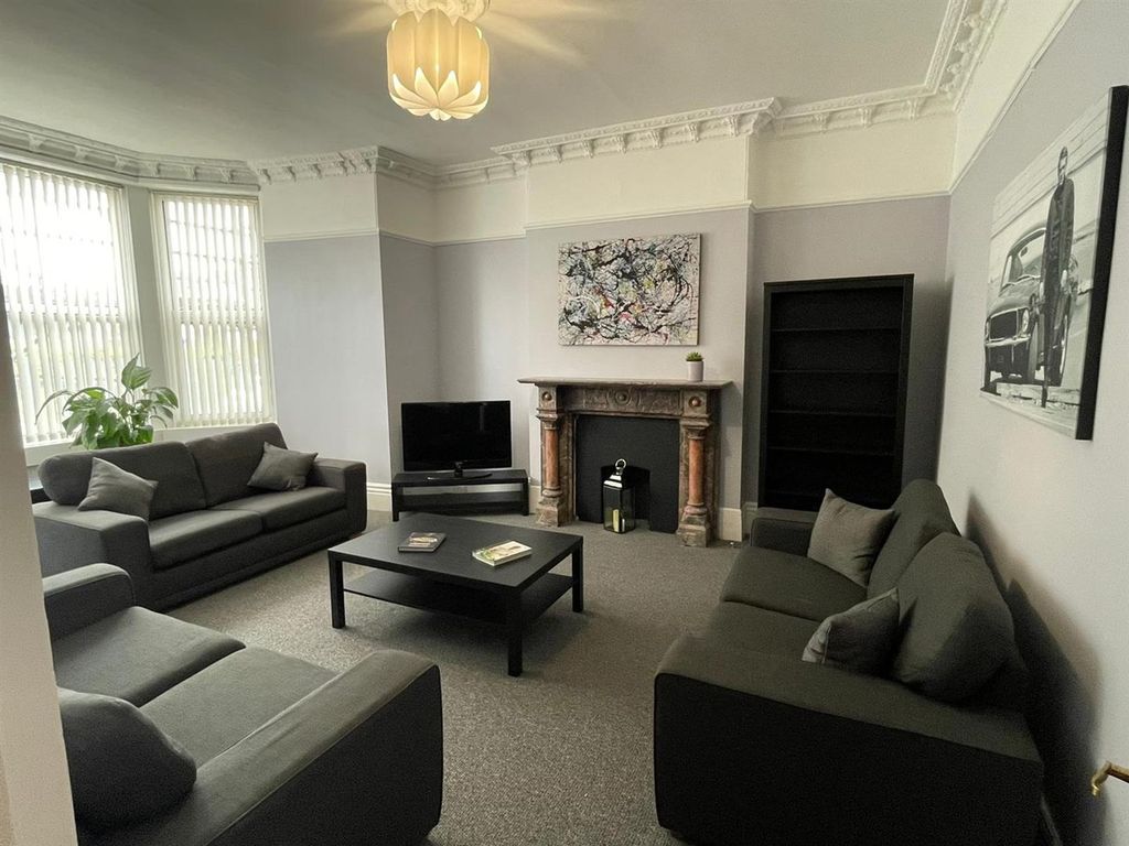 Property photo 3 of 12 7Apslerylivign Room.Jpg
