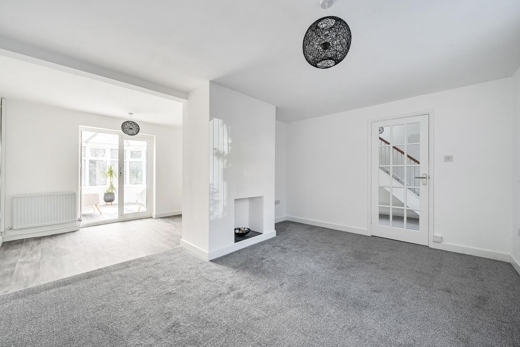 Property photo 2 of 27 Living Room