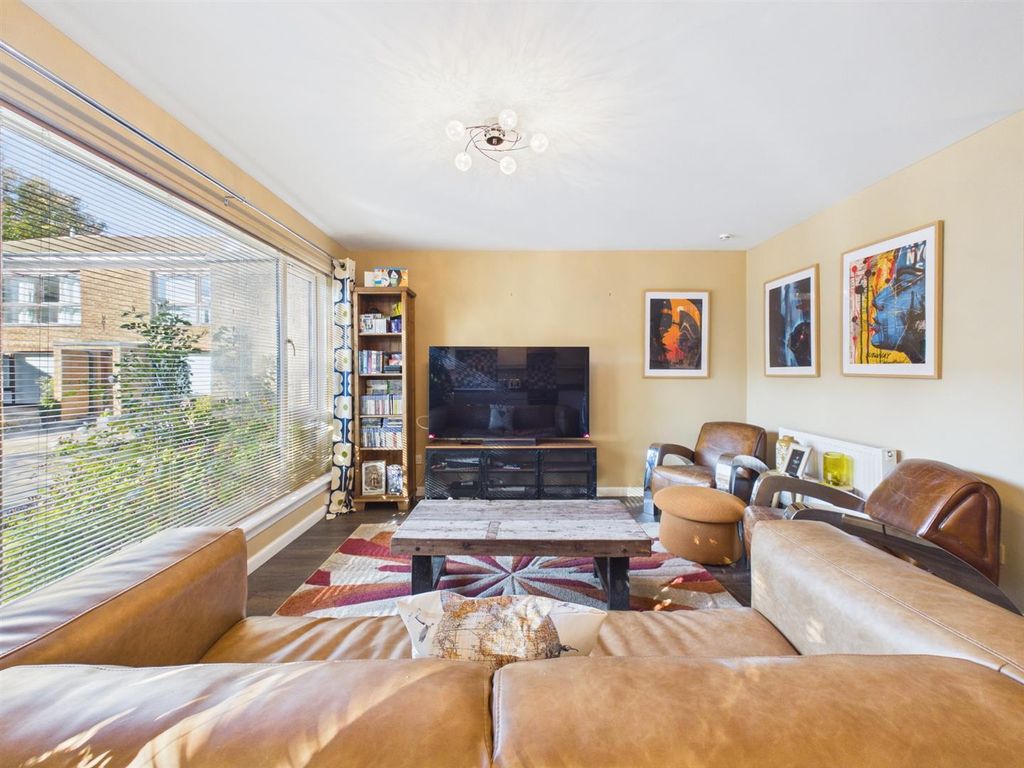 Property photo 3 of 16 Cam03924G0-Pr0220-Still005.Jpg