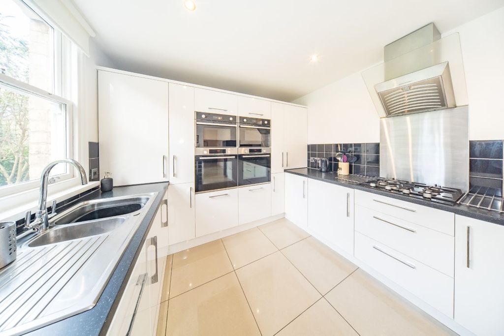 Property photo 3 of 19 Kitchen