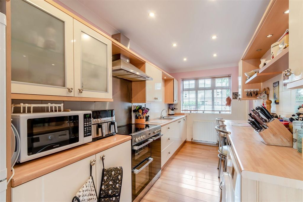 Property photo 3 of 18 8657953-Interior09.Jpg