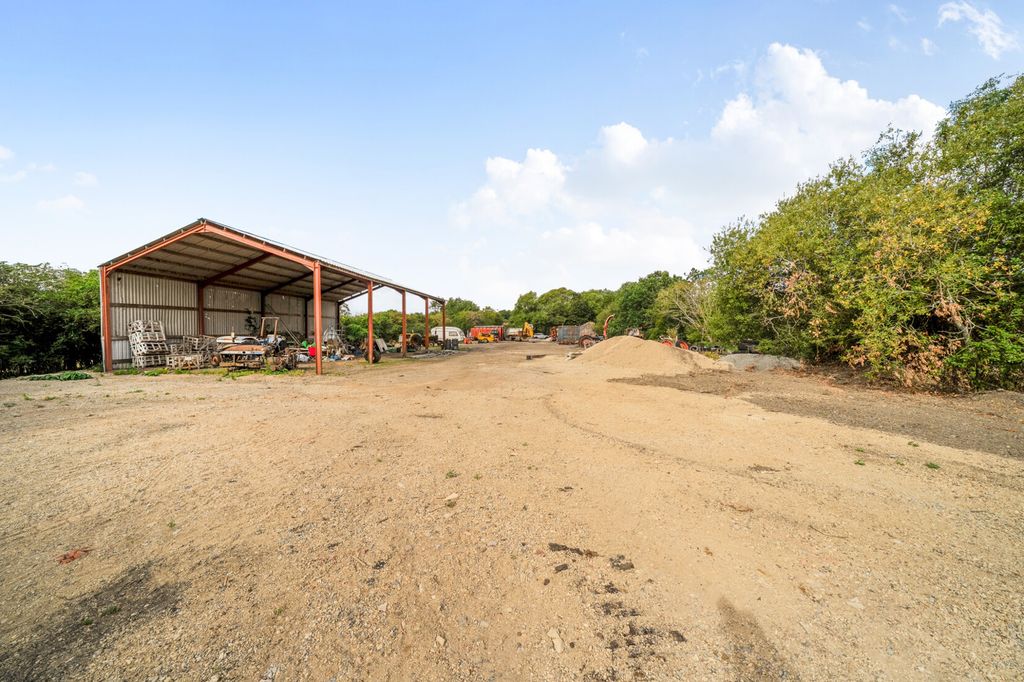 Property photo 3 of 18 Yard & Barn