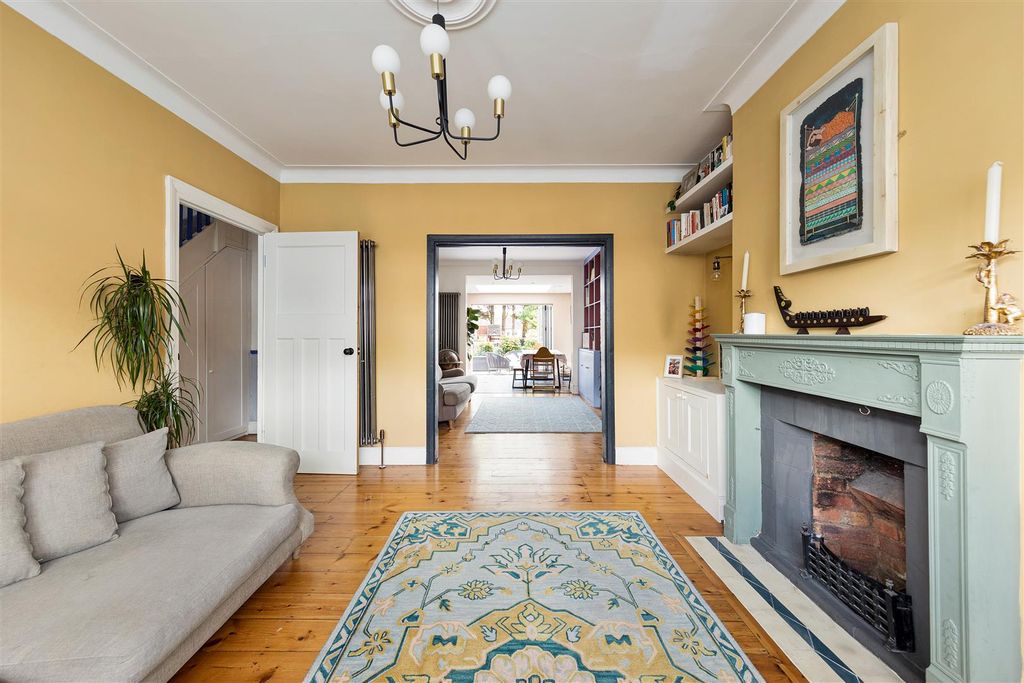 Property photo 3 of 38 Forest View, E17