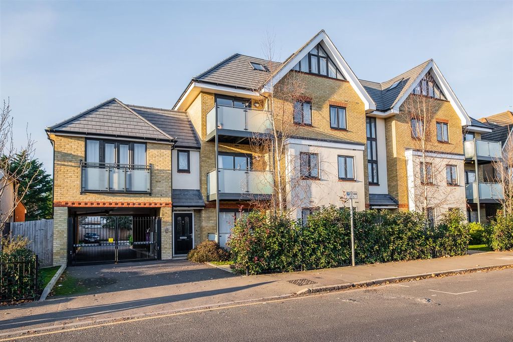 Property photo 1 of 12 Frays Court-1.Jpg
