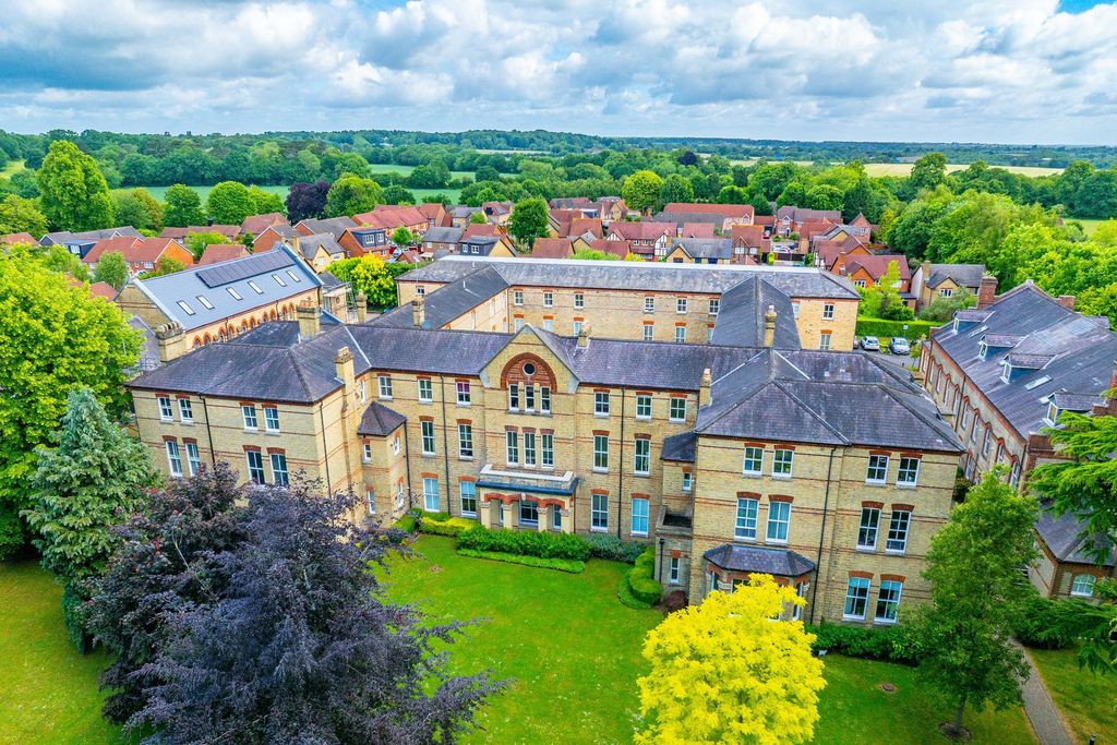 Property photo 1 of 14 Leavesden Court