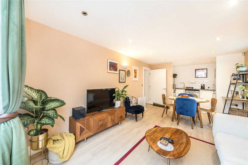 Property photo 3 of 8 Reception